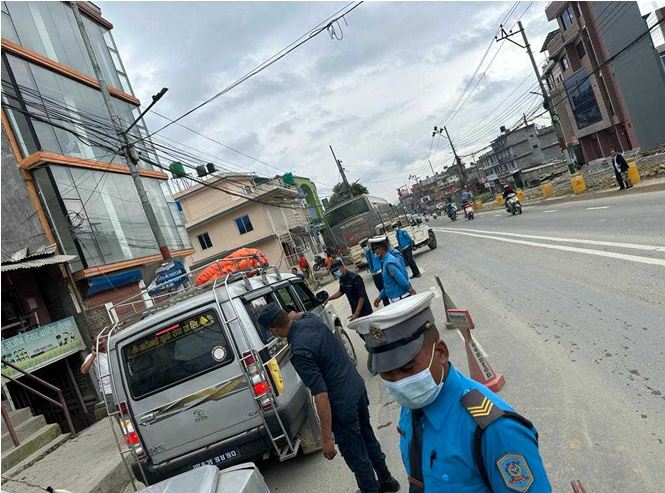 ट्राफिक प्रहरीको लापसे चेकिङ :  भक्तपुरबाट दुई जना चालक नियन्त्रणमा